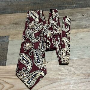 Albert Nipon Men's Neck Tie 100% Silk burgundy Floral and Paisley Design